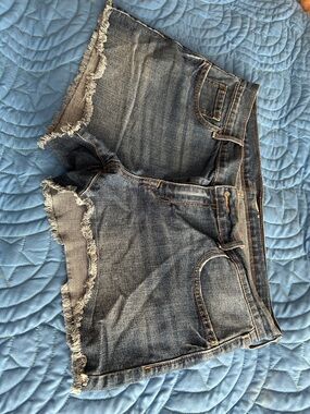 Old Navy Casual Frayed Hem Denim Shorts - Medium Wash